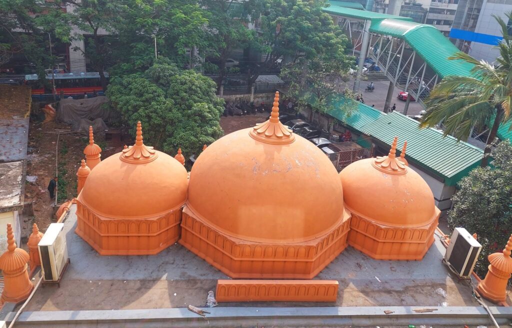 আম্বর শাহ জামে মসজিদের তিনটি গম্বুজ
