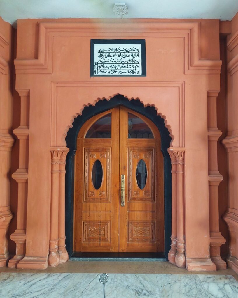 আম্বর শাহ জামে মসজিদের প্রধান প্রবেশদ্বার