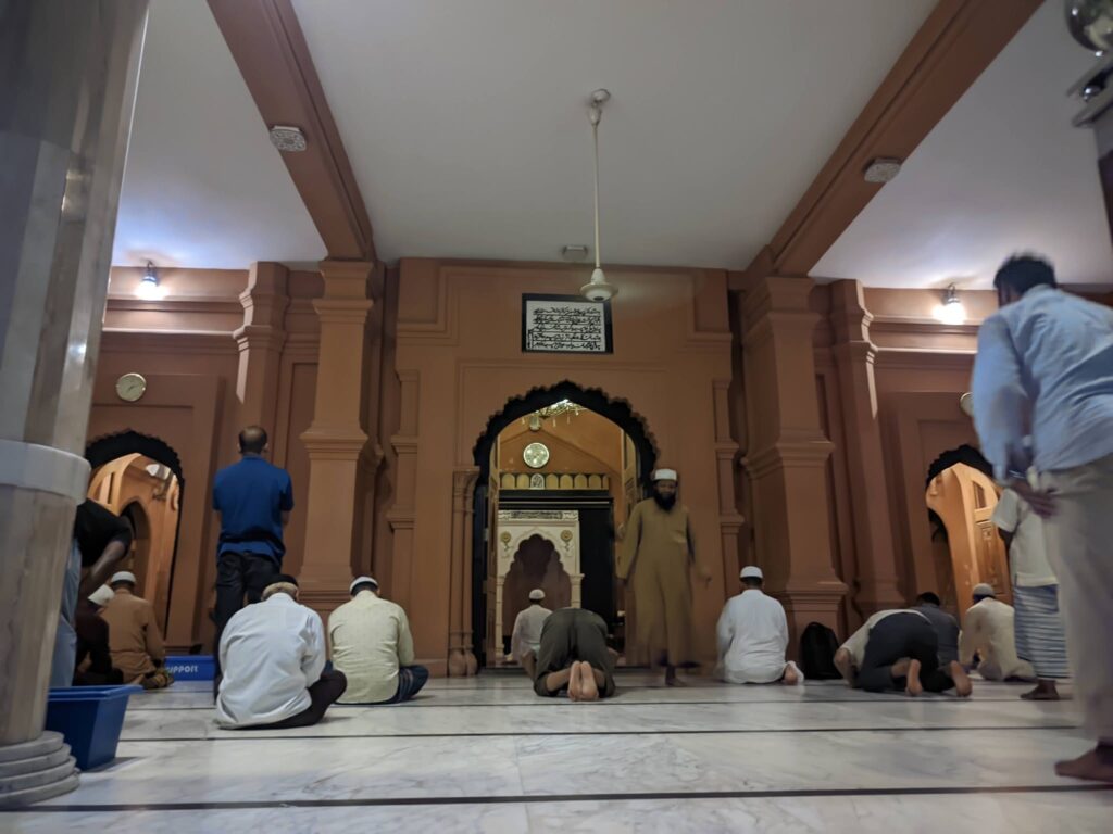আম্বর শাহ জামে মসজিদের ভিতরের অংশ